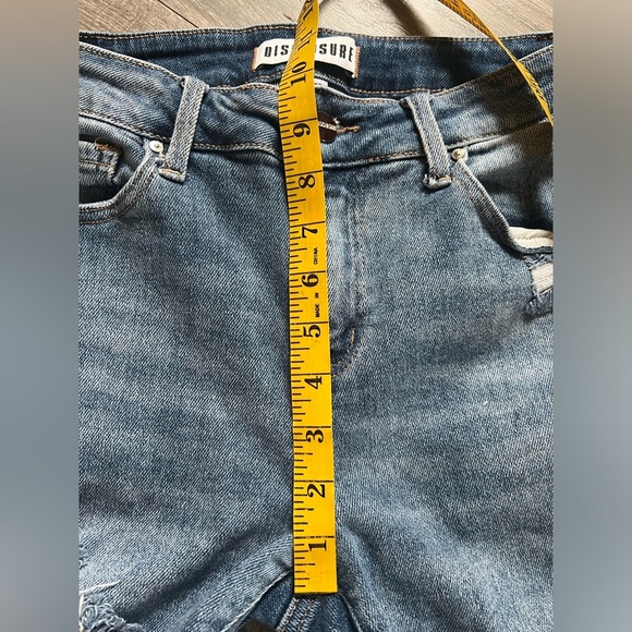 Disclosure distressed high waisted skinny jeans. Size 9 - Picture 9 of 10